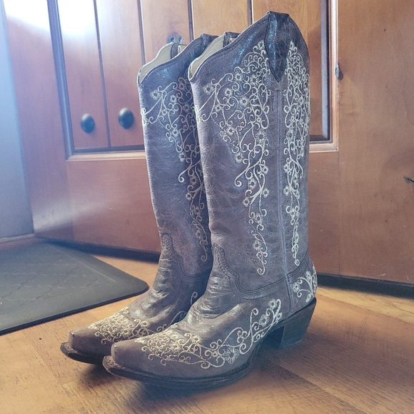 Corral Shoes - Corral Boots With Cream Embroidered Design